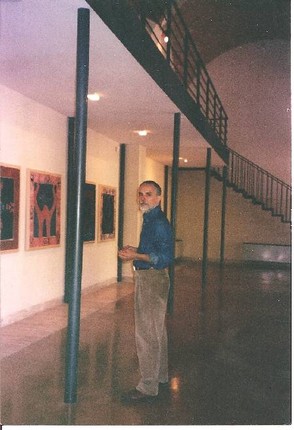 L'artista durante l'allestimento della personale di pittura al "Museo Masedu di Sassari" (2005)